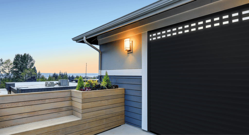 La porte de garage pliante Loubatch, un produit sur mesure qui vous garantit un faible encombrement et une nouvelle technologie performante.